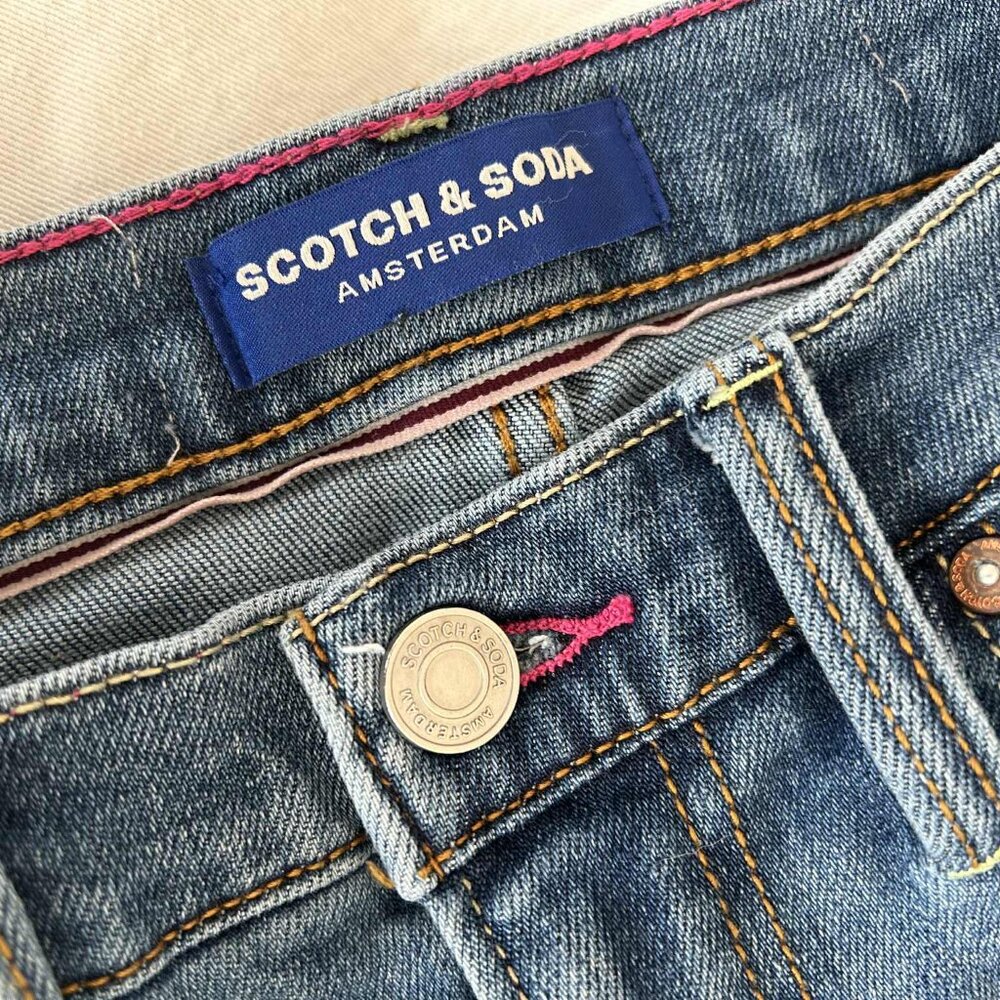Scotch & Soda High-Rise Medium Wash Straight-Leg Jeans With Stitching – US 4